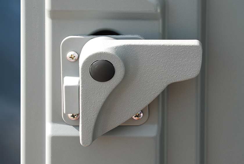 LARGE LOCKING KNOB IS EASY TO USE