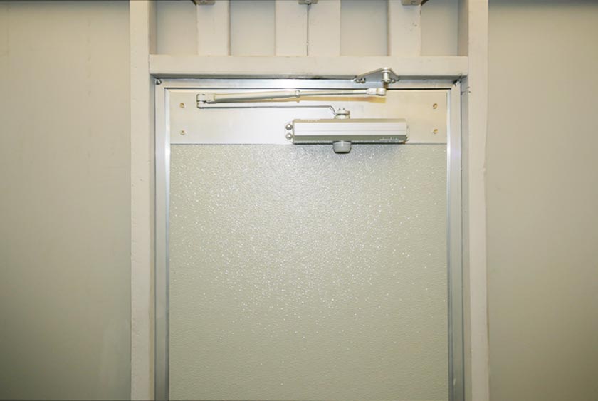 SELF-CLOSING DOOR FOR CONVENIENCE