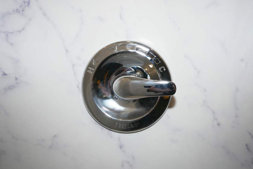 SINGLE HANDLE SHOWER FAUCET WITH HOT AND COLD WATER