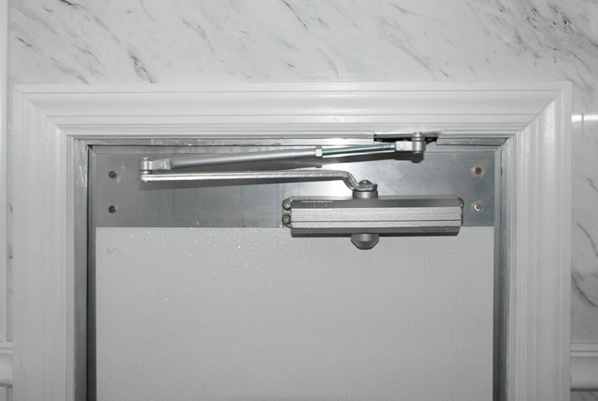 AUTOMATIC DOOR CLOSER