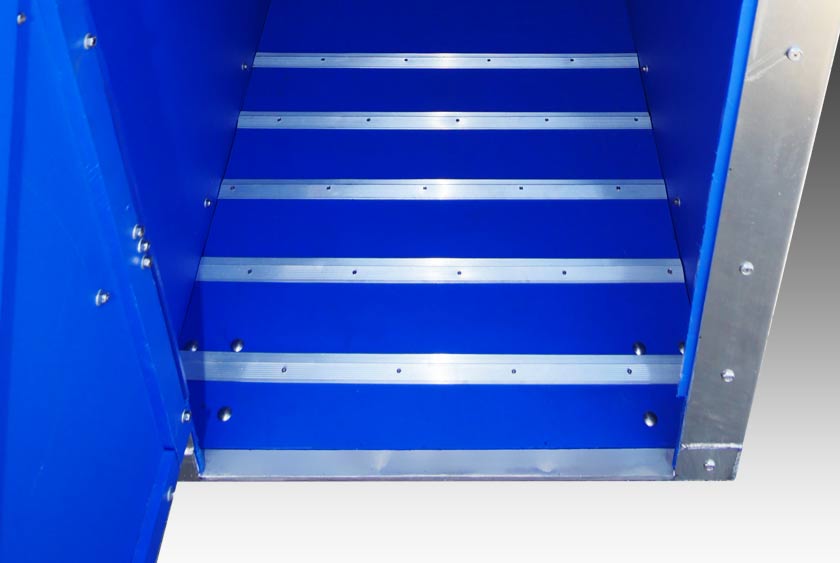 FLOOR HAS ALUMINUM GRIP PLATES TO PREVENT SLIPPING 