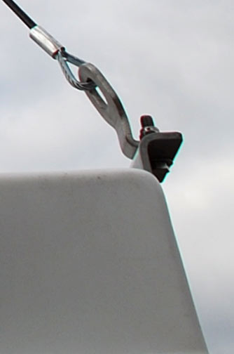 CABLE HOIST WITH STURDY CONNECTIONS