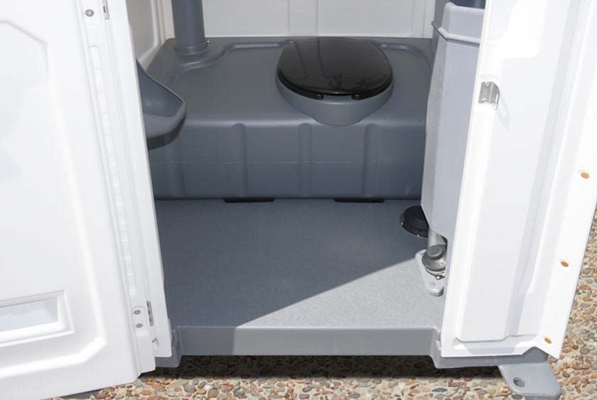 ROOMY INTERIOR FOR COMFORT AND EASE OF MOVEMENT