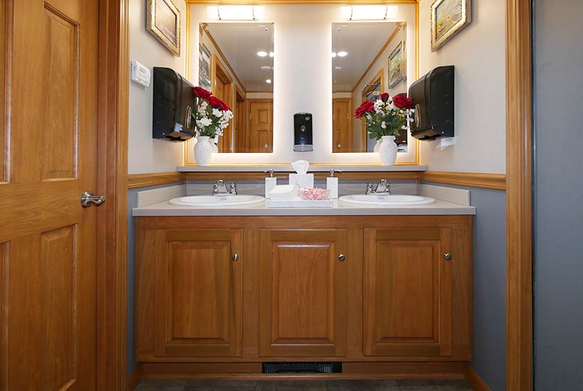 LUXURIOUS WOMEN'S SIDE VANITY AREA