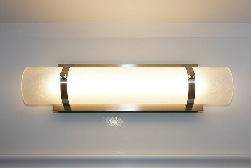 FOUR HORIZONTAL LIGHT SCONCES ABOVE VANITY MIRRORS (TWO MEN’S AND TWO WOMEN’S) 