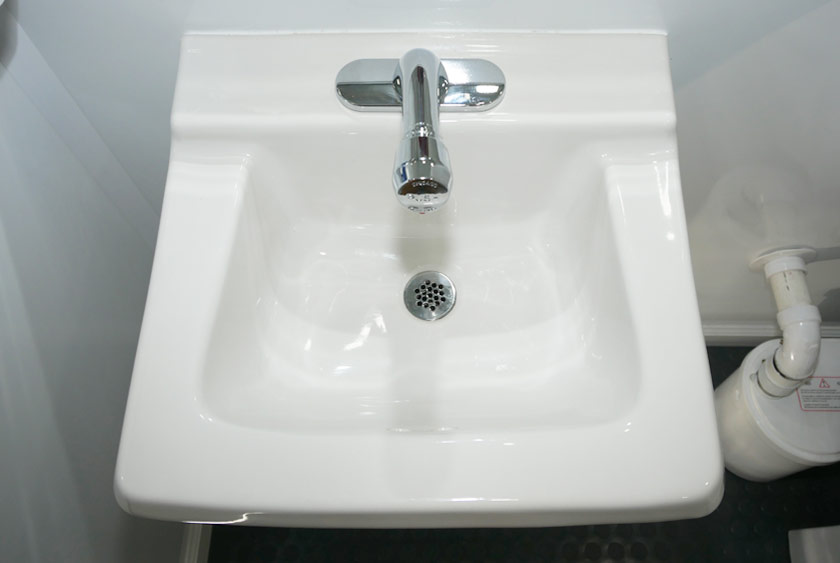 LARGE PORCELAIN SINK WITH AUTOMATIC SHUTOFF FAUCET