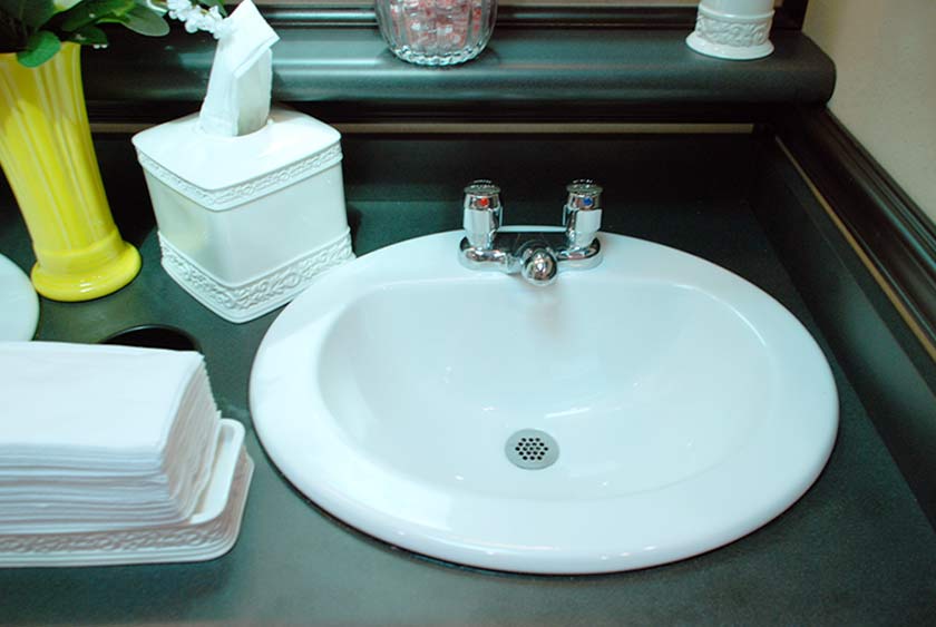 AUTOMATIC SHUTOFF FAUCETS WITH PORCELAIN SINKS