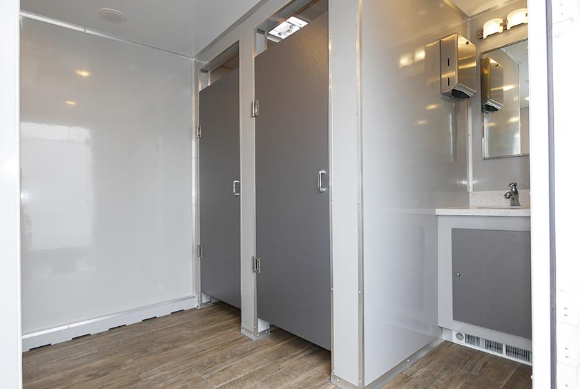 MEN'S SIDE, RIGHT VIEW