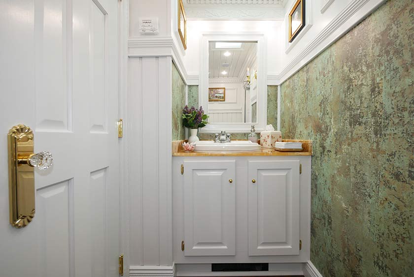 THE MOUNT VERNON'S COLONIAL STYLE IS EVIDENT THROUGHOUT