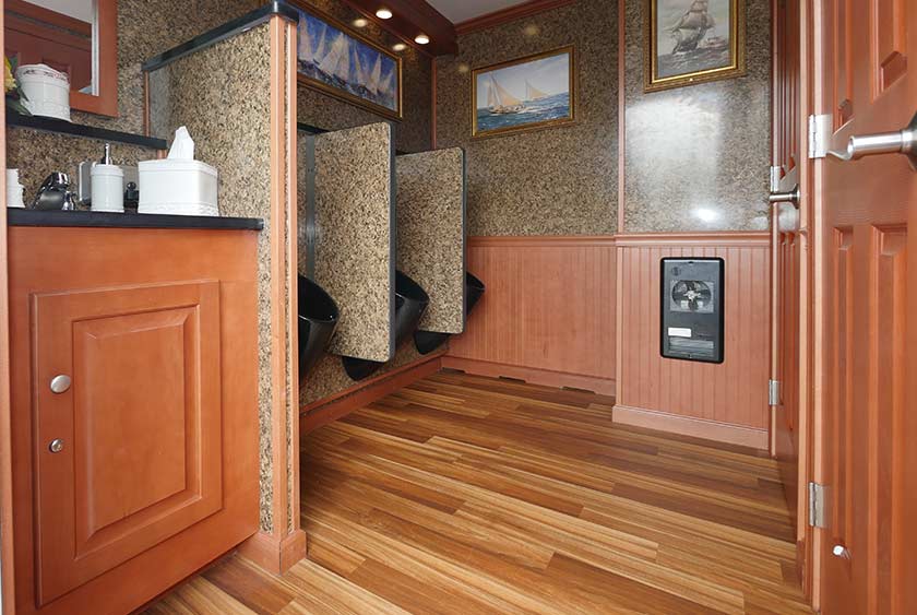 ENTRANCE ON THE MEN'S SIDE OF THE YACHTSMAN