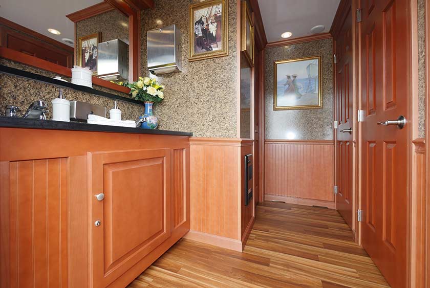 ENTRANCE ON THE WOMEN'S SIDE OF THE YACHTSMAN
