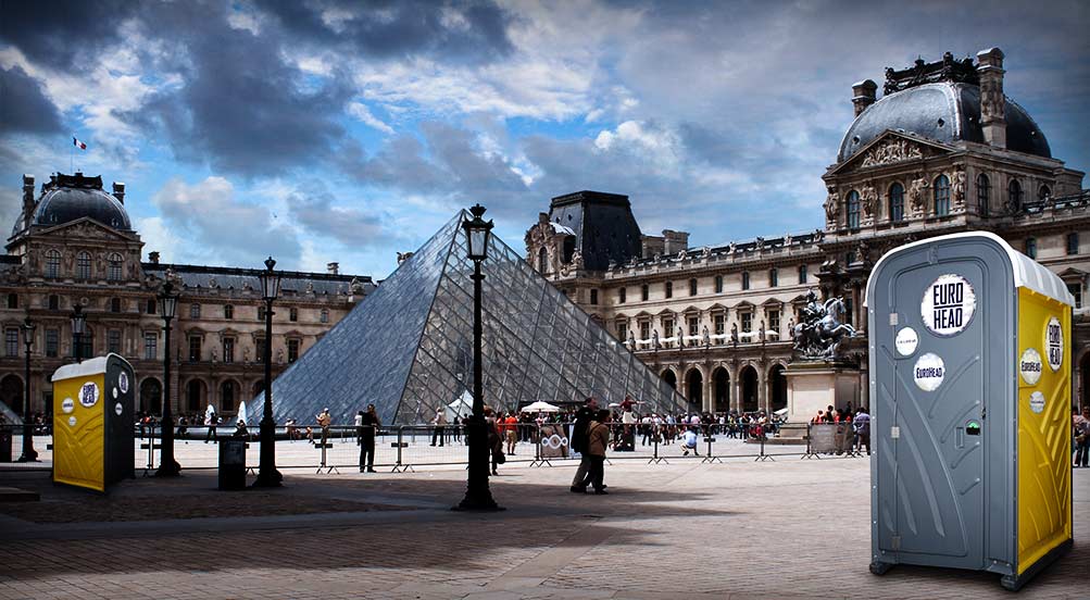 Eurohead in front of louvre Museum