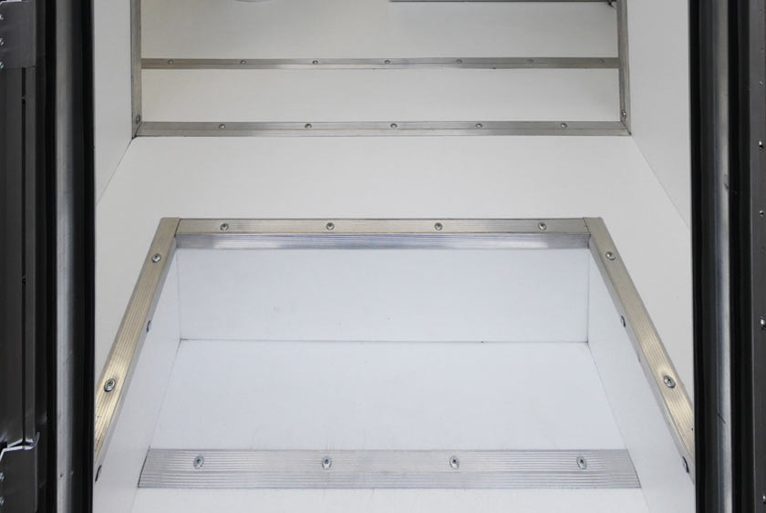 FLOOR HAS ALUMINUM GRIP PLATES TO PREVENT SLIPPING 